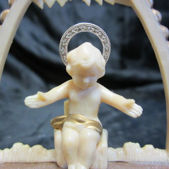 VINTAGE 60'S MINIATURE PLASTIC FIGURINE OF A HALOED BABY JESUS CHRISTMAS DECOR - Picture 2 of 6